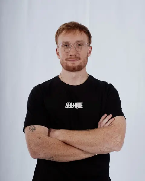 Jahen Garçaut, coach sportif à Bourges, bras croisés, en t-shirt Oblique