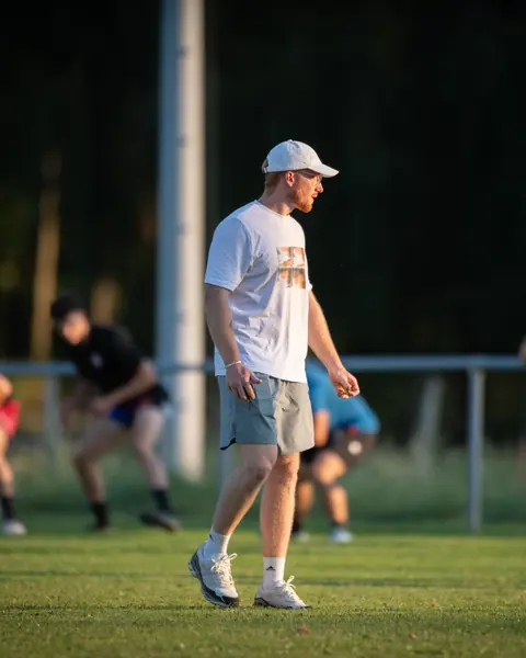 Jahen Garçaut sur un terrain de rugby pendant une séance de préparation physique